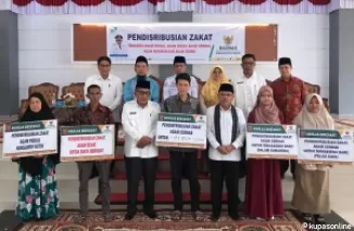 Bupati Agam yang diwakili Asisten Pemerintahan dan Kesra Rahman S.IP, hadiri acara pendistribusian zakat