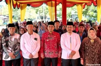 Wawako Ramadhani Kirana Putra (tengah), Ketua Baznas Kota Solok H. Zaini (2 kiri) dan Pejabat lainya, di acara penyaluran bantuan pendidikan, Fisabilillah dan Lansia kepada 702 Mustahik di Kantor Baznas Kota Solok.