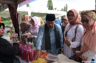 Bupati Agam, Dr. H. Andri Warman, MM, kunjungi sejumlah stand Usaha Mikro, Kecil, dan Menengah (UMKM)