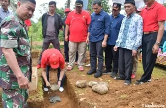 Bupati Agam, Dr H Andri Warman meletakkan batu pertama bedah rumah milik Reni Novita warga Jorong PGRM, Nagari Gadut