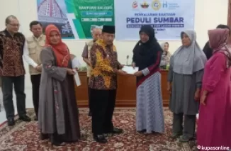 Bupati Agam Dr H Andri Warman MM salurkan bantuan modal usaha dari Universitas Yarsi