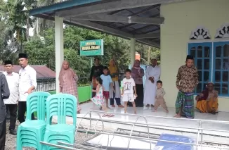 Bupati Agam, Dr. H. Andri Warman, MM, salurkan stimulus kepada pengurus dan jamaah Masjid Nurul Falah di Padang Gajah Mati