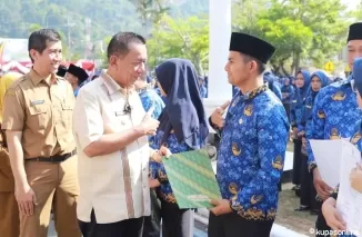 Bupati Pessel Rusma Yul Anwar Serahkan Ribuan SK-P3K di Kabupaten Pesisir Selatan