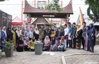 Bupati Limapuluh Kota Safaruddin Dt.Bandaro Rajo sesaat sebelum menyerahkan bantuan dan peralatan budikdamber di UPTD SD 01 Nagari Taeh Baruah, baru-baru ini.