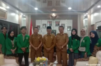 Bupati kabupaten Limapuluh Kota Safaruddin Dt. Bandaro Rajo ketika menerima Mahasiswa KKN Unand Padang terkait sampah di ruang kerja, Sarilamak, Senin 29 Juli 2024.