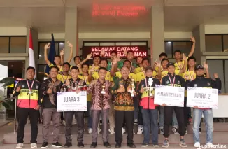 Pj Walikota Payakumbuh Suprayitno dengan penuh kebanggaan melepas Tim Minang Sejagat FC U-16 yang akan mewakili Sumatera Barat, Kamis 4 Juli 2024.