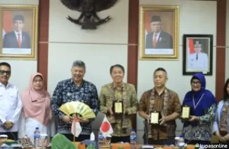 Wako Zul Elfian Umar (3 kiri) dan Konjen Jepang di Medan Mr. Takonai Susumu (tengah) bersama Pejabat lainya foto bersama di Balai Kota Solok.