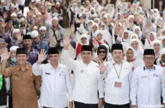 Wawako Ramadhani Kirana Putra (tengah), Kabag Kesra Pemko Solok, Feri Hendria (kiri baju coklat) dan Pejabat lainya, menyambut kedatangan Jemaah Haji Kota Solok yang baru tiba dari Tanah Suci.