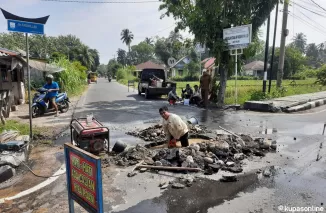 Petugas BLUD UPTD Air Bersih sedang memperbaikan jaringan pipa bocor di Simpang Gantiang Jati Hilir Kota Pariaman.(Trisnaldi).