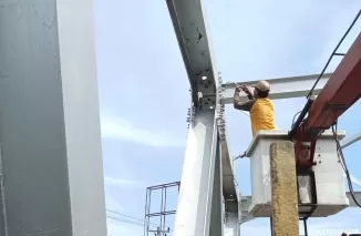 Saat petugas ALKAL/PJU Kota Pariaman sedang memperbaiki lampu jembatan Kurai Taji.(Trisnaldi).