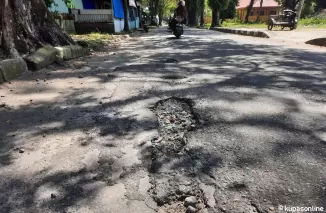 Jalan rusak di Jalan Syeikh Abdul Arif, Kota Pariaman yang berpotensi mengundang celaka pengguna jalan.(Trisnaldi).