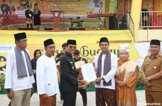 Kepala DPMD Sumatera Barat Amasrul selaku ketua tim penilai kepada bupati Limapuluh Kota Safarudddin Dt. Bandaro bersamaan pada pembukaan Pekan Budaya di RTH Mahkota Berlian, Senin 1 Juli 2024