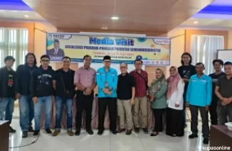 Nara sumber dari BBPMP Sumbar, Atos Indria, S.Pd, M.Pd, (tengah baju biru) bersama awak media di acara Media Visit di Aula Dinas Pendidikan Kota Solok.