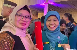 Ketua TP-PKK kabupaten Limapuluh Kota Nevi Safaruddin menerima Penghargaan MKK pada momen Peringatan Hari Keluarga Nasional tahun 2024, yang digelar di lapangan Pancasila Kota Semarang Jawa Tengah, Jum'at 28 Juni 2024.