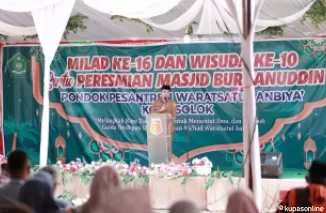 Wawako Ramadhani Kirana Putra di acara Wisuda Ke-10 Ponpes Warasatul Anbiya' Kota Solok, sekaligus peresmian Masjid Burhanudin dilingkungan Ponpes Warasatul Anbiya.
