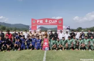 Wako Zul Elfian Umar, Sawako Ramadhani (tengah), bersama Forkopimda Kota Solok dan Fadlul Effendi di acara Pembukaan FE Cup di Stadion Marah Adin, Kota Solok.