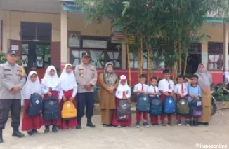 Polsek Gunung Tuleh Kunjungi Sekolah Dasar Negeri 12 Gunung Tuleh Berikan Bantuan Pada Murid Kurang Mampu