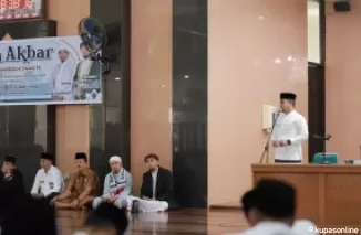 Wawako Ramadhani Kirana Putra di acara Tabligh Akbar dalam rangka memeriahkan Tahun Baru Islam 1 Muharram 1446 Hijriyah di Masjid Agung Al Muhsinin Kota Solok