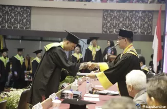 Rektor UNP Dorong Lulusan Periode 135 Tingkatkan Kepekaan Sosial pada Wisuda Hari Kedua