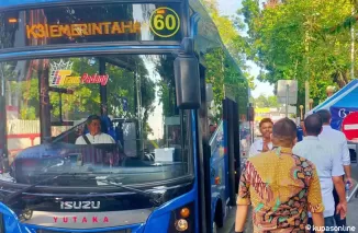 Rombongan Shenzhen Bus Group Berkeliling Kota Padang Naik Trans Padang