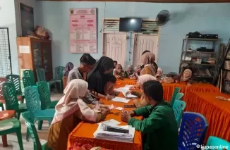 Saat penyerahan BLT-DD berlangsung di Kantor Nagari Campago, Senin 15 Juni 2024.(Trisnaldi).