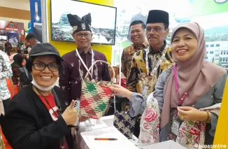 Stand Milik Pemkab Limapuluh Kota di AOE 2024 Ramai Pengunjung di Cendrawasih, Convention Center, Senayan, Jakarta, Rabu 10 Juli 2024.