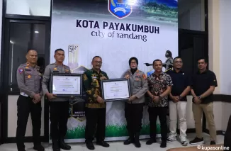 Pj. Walikota Payakumbuh Suprayitno saat menyerahkan penghargaan di ruang kerja Walikota Payakumbuh, Kamis 4 Juli 2024.