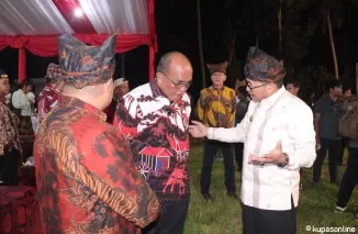 Pj.Walikota Payakumbuh Suprayitno bincang-bincang dengan ketua DPRD Sumbar Supardi usai pembukaan Festival Maek, di lapangan sepakbola jorong Koto Godang, nagari Maek, Rabu 17 Juli 2024  malam.