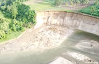 Kondisi gerusan erosi tebing sungai di kawasan Punggung Lading Kota Pariaman.