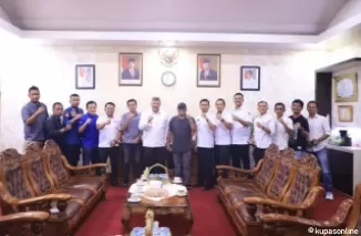 Wako Zul Elfian Umar (tengah baju putih) dan Fadlul Effendi (tengah baju hitam) bersama Pejabat lainnya dan jajaran Askot PSSI Kota Solok.
