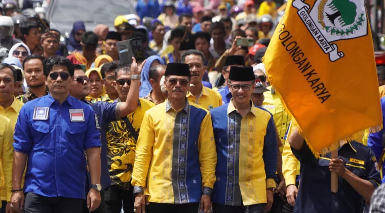 Paslon Safaruddin-Darman Sahladi didampingi ketua DPD PAN Marsanova Andesra, ketua Partai Golkar dan para kader parpol lainnya, serta relawan, ketika mendaftar ke KPU setempat baru-baru ini.