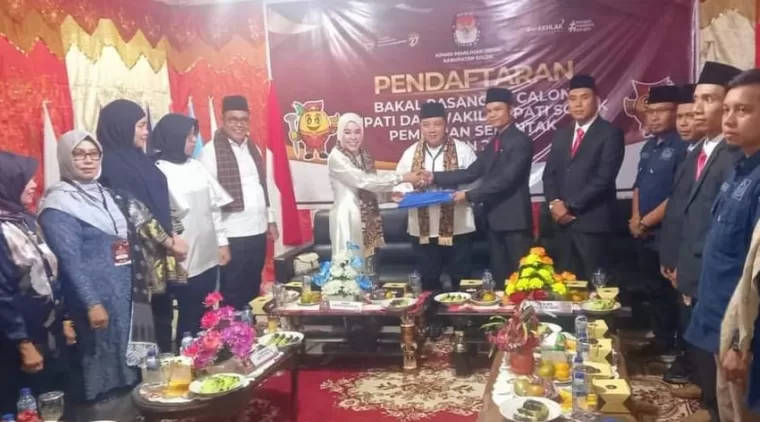 Emiko dan Irwan Afriadi (tengah) didampingi Epyardi Asda (kiri) saat mendaftar sebagai paslon Bupati dan Wakil Bupati Solok di Kantor KPU Kabupaten Solok