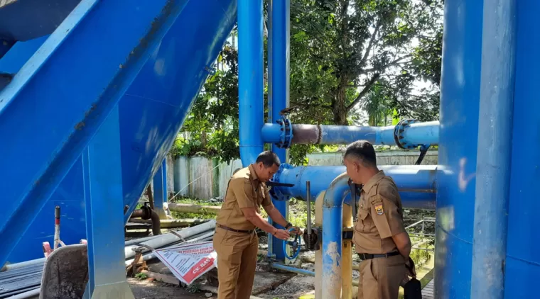 Diki Asyar didampingi Tunasrun Bakri saat memperhatikan bahagian proses IPA di BLUD UPTD Air Bersih Kota Pariaman.(Trisnaldi).