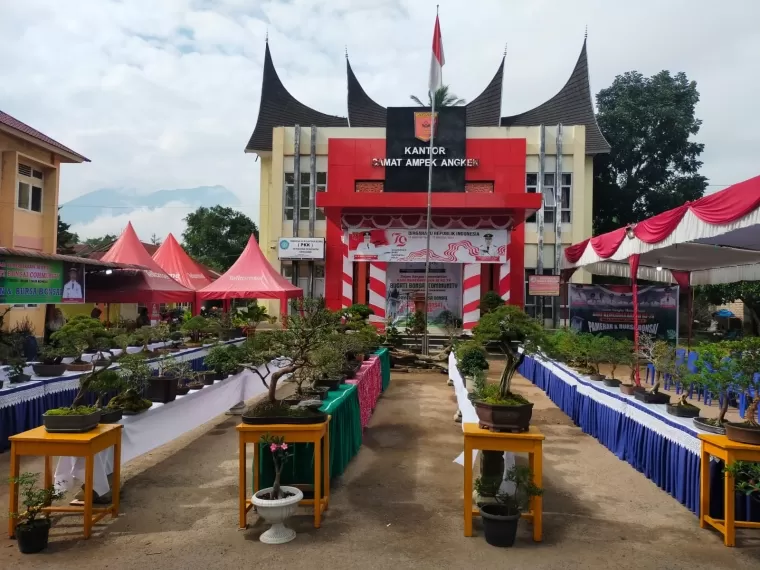 Bupati Agam Dr Andri Warman MM membuka pameran tanaman bonsai