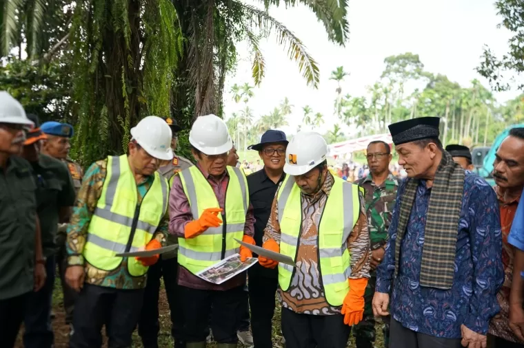 Bupati Agam, Dr. H. Andri Warman, yang didampingi Yenni Andri Warman hadiri acara pembukaan jalan baru sekaligus peletakan batu pertama pembangunan jembatan di Jorong Parit Panjang