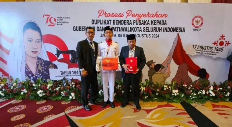 Bupati Agam, Dr H Andri Warman menerima duplikat Bendera Pusaka Merah Putih dari Badan Pembinaan Ideologi Pancasila