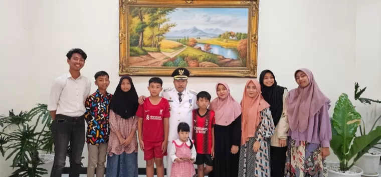 Andri Warman berkesempatan bertemu dengan salah satu anak asuhnya