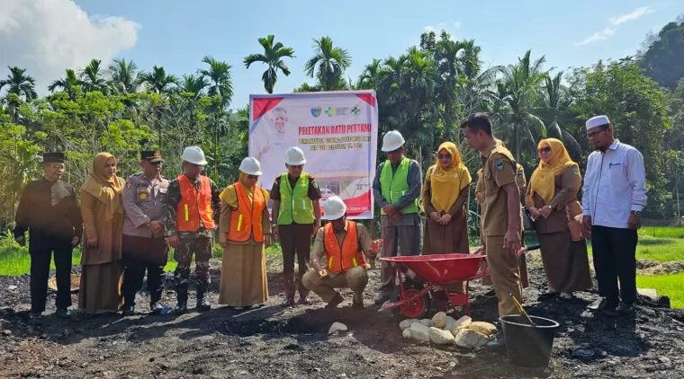 Bupati Pessel Melakukan Peletekan Batu Pertama Pembangunan UPT Puskesmas Lumpo