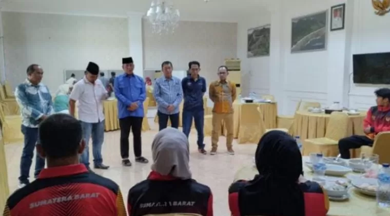 Bupati Pessel Melepas 13 Orang Atlet Pessel Untuk Ikut PON Aceh