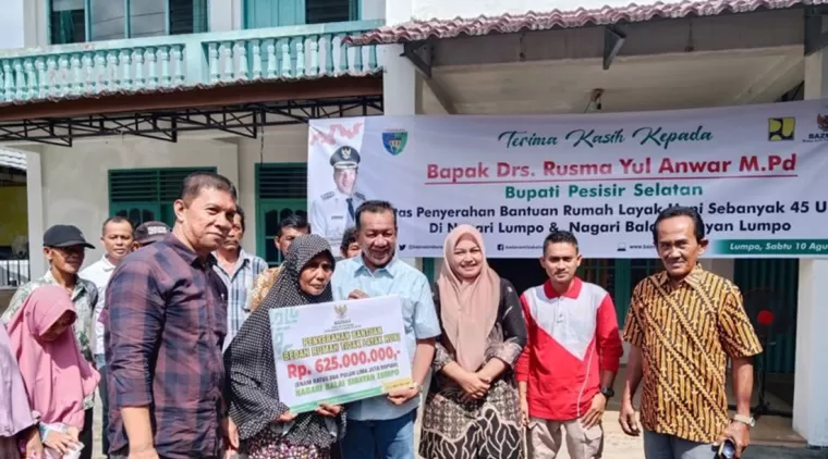 Bupati Pessel Rusma Yul Anwar Salurkan Rumah Bantuan Kepada Masyarakat Lumpo Dan Senayan Lumpo