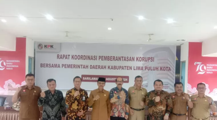 Foto bersama usai Rakor pemberantasan korupsi KPK-RI bersama pemerintah daerah, di aula kantor bupati setempat, Selasa 20 Agustus 2024.