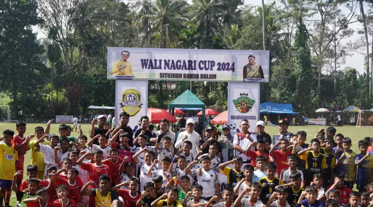 Bupati kabupaten Limapuluh Kota Safaruddin Dt. Bandaro Rajo ketika membuka pertandingan sepak bola Kelompok Umur (KU) 12 se-Sumatera Barat di lapangan Beringin Sakti Situjuah Banda Dalam (Sibalam) kabupaten Limapuluh Kota, Sabtu 3 Agustus 2024.