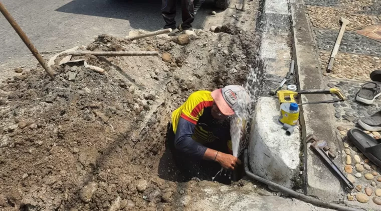 Petugas BLUD UPTD Air Bersih Kota Pariaman sedang memasang pipa untuk SR warga di Jati Kota Pariaman.(Trisnaldi)