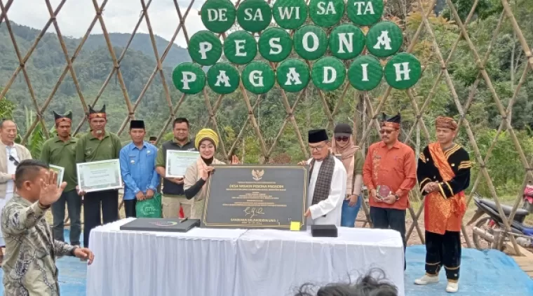 Penyerahan prasasti oleh Kemenparekraf pada Pemda Agam