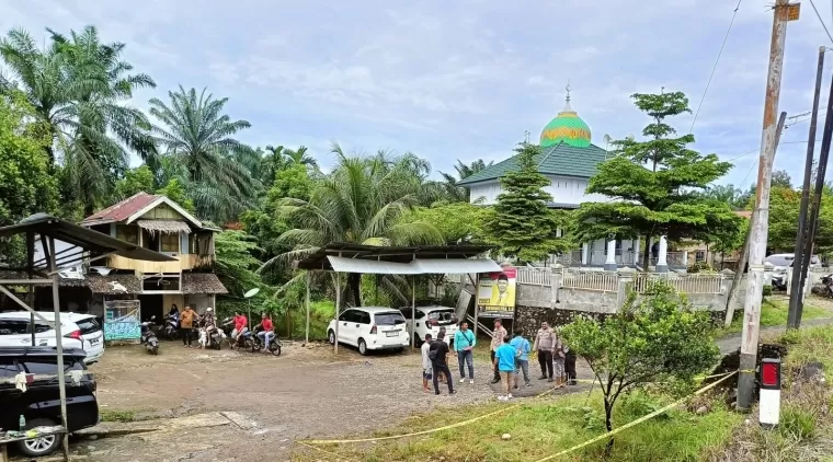 Ditemukan Sosok Mayat Laki-Laki Di Kolam Air Nagari Parit