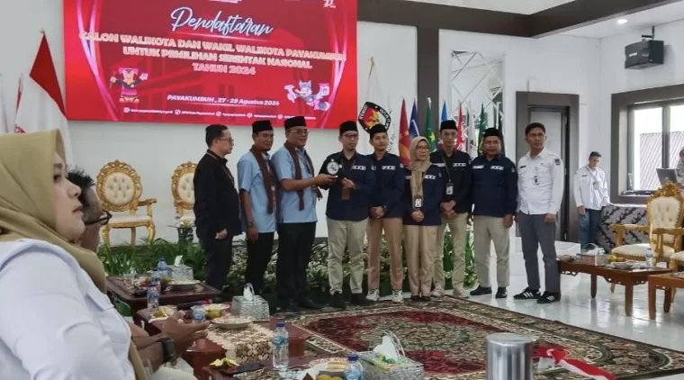 Secara bersama-sama antarkan pasangan calon (paslon) walikota-wakil walikota Payakumbuh periode 2024-2029 Supardi-Tri Venindra ke kantor Komisi Pemilihan Umum (KPU), Kamis 29 Agustus 2024.