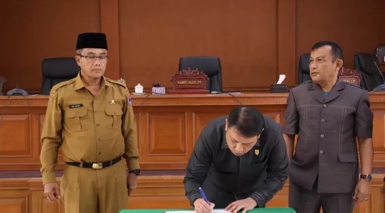 DPRD dan Pemko Payakumbuh Tekan Nota Kesepakatan KUA-PPAS 2025 diruang sidang DPRD setempat, Senen 5 Agustus 2024.