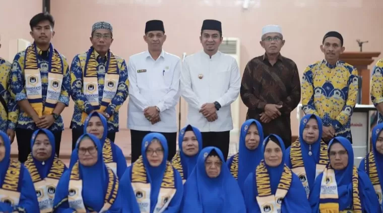 Wawako Ramadhani Kirana Putra (3 dari kanan) saat melepas keberangkatan Jemaah Umroh dari Masjid Agung Al Muhsini, Kota Solok.