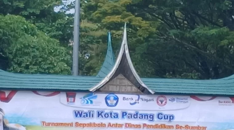 Gairahkan Semangat Sepak Bola ASN, Pj Wali Kota Padang Andree Algamar Buka Turnamen Antar Dinas Pendidikan