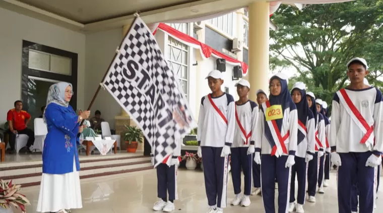 Gerak Jalan Hari Ketiga: Pelajar Solsel Penuh Semangat